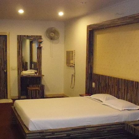 Embassy Hotel 수라트 외부 사진