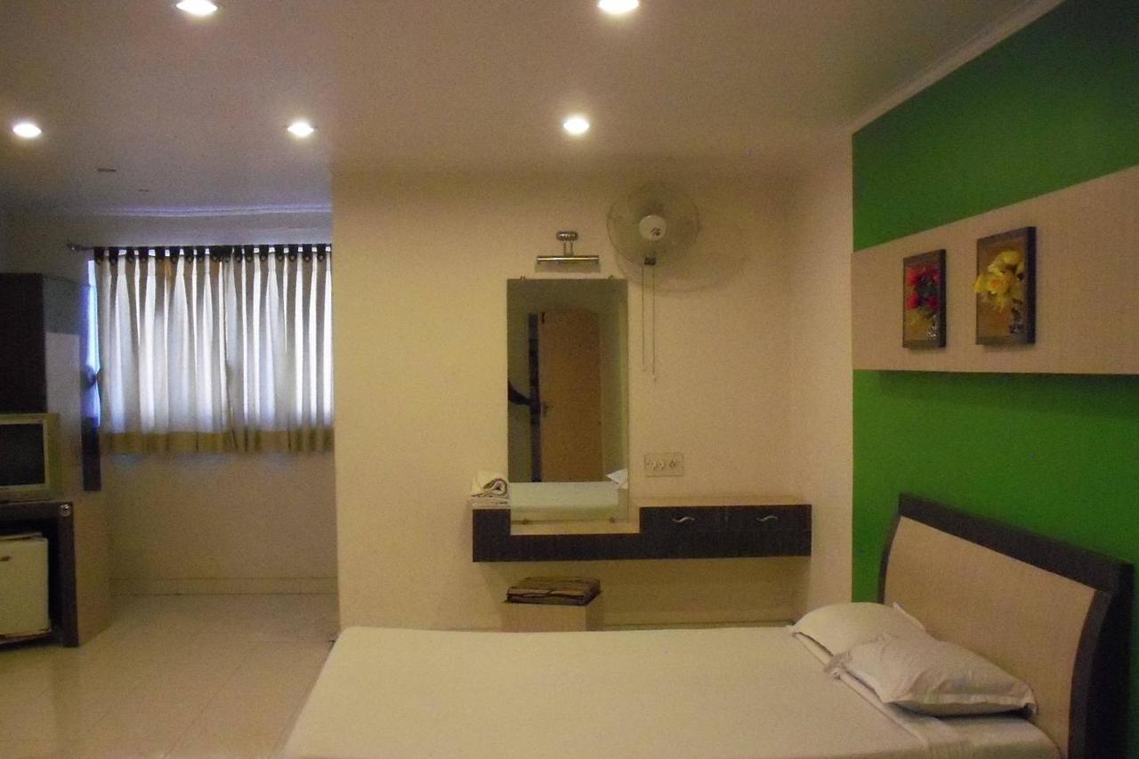 Embassy Hotel 수라트 외부 사진