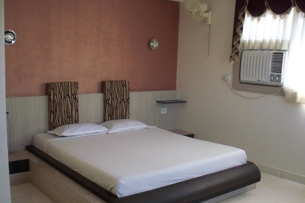 Embassy Hotel 수라트 외부 사진